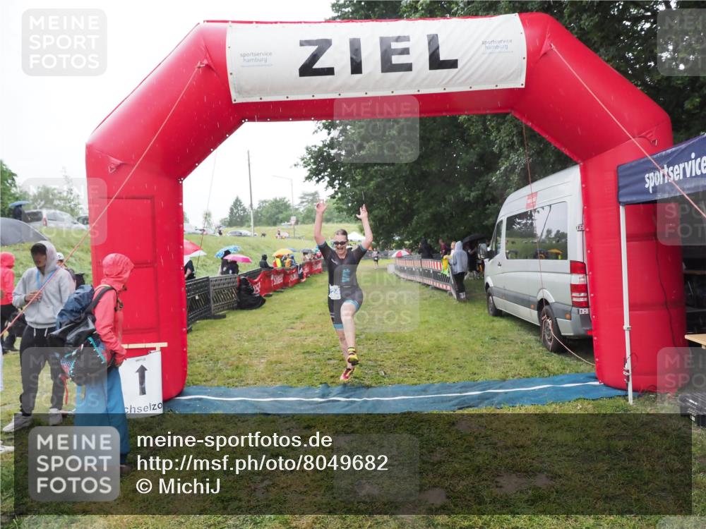 21.06.2025 - 27. Vierlanden-Triathlon MichiJ http://msf.ph/oto/8049682 15.06.2026 14:27:27 Ziel 1224 meine-sportfotos.de