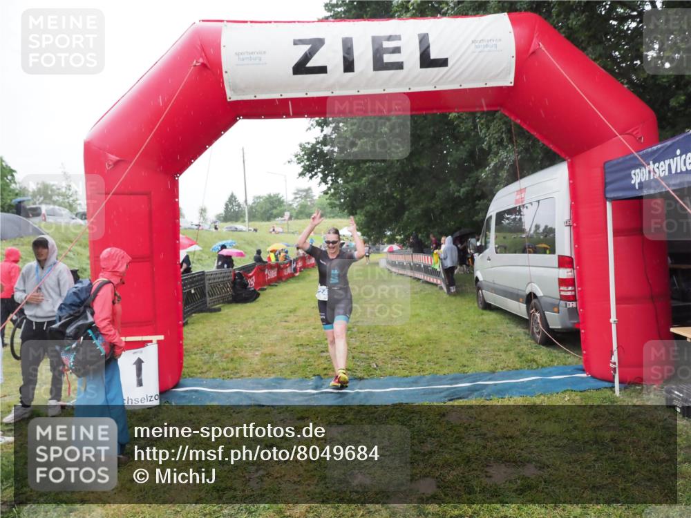 21.06.2025 - 27. Vierlanden-Triathlon MichiJ http://msf.ph/oto/8049684 15.06.2026 14:27:27 Ziel 1224 meine-sportfotos.de