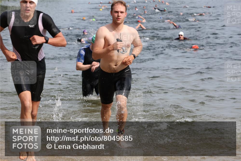 15.06.2025 - 27. Vierlanden-Triathlon Lena Gebhardt http://msf.ph/oto/8049685 15.06.2025 09:54:49 Schwimmen 294, 297, 319, 336, 344, 361 meine-sportfotos.de