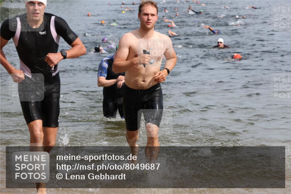 15.06.2025 - 27. Vierlanden-Triathlon Lena Gebhardt http://msf.ph/oto/8049687 15.06.2025 09:54:50 Schwimmen 297, 319, 336, 344, 361 meine-sportfotos.de