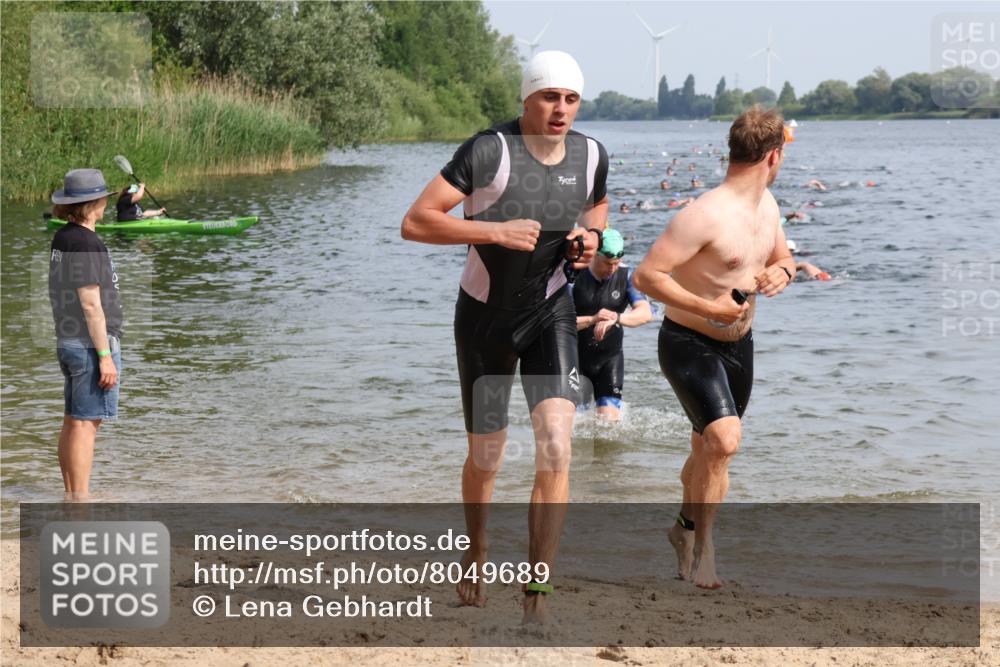 15.06.2025 - 27. Vierlanden-Triathlon Lena Gebhardt http://msf.ph/oto/8049689 15.06.2025 09:54:51 Schwimmen 297, 319, 336, 344, 361 meine-sportfotos.de