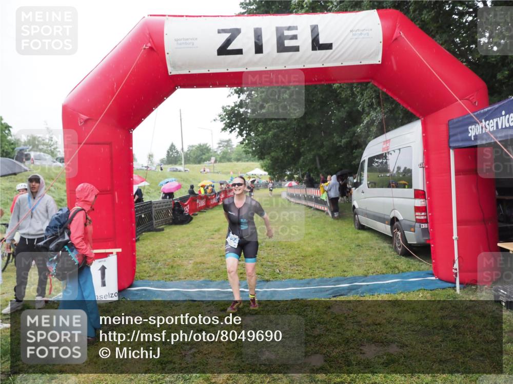 21.06.2025 - 27. Vierlanden-Triathlon MichiJ http://msf.ph/oto/8049690 15.06.2026 14:27:27 Ziel 1224 meine-sportfotos.de