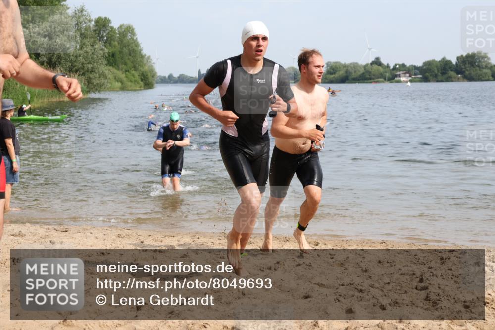 15.06.2025 - 27. Vierlanden-Triathlon Lena Gebhardt http://msf.ph/oto/8049693 15.06.2025 09:54:52 Schwimmen 297, 319, 336, 344, 361 meine-sportfotos.de