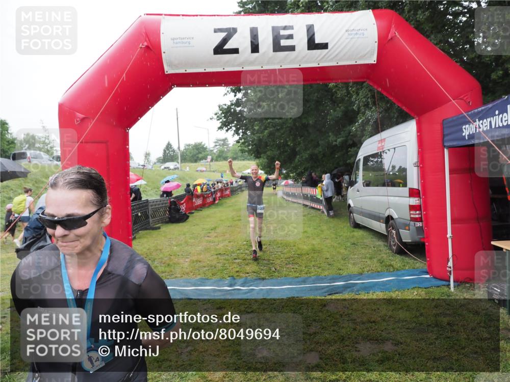 21.06.2025 - 27. Vierlanden-Triathlon MichiJ http://msf.ph/oto/8049694 15.06.2026 14:27:32 Ziel 1224, 1239 meine-sportfotos.de