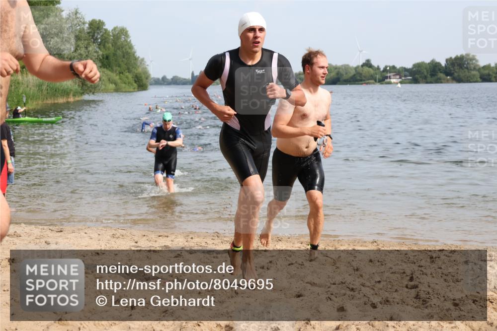 15.06.2025 - 27. Vierlanden-Triathlon Lena Gebhardt http://msf.ph/oto/8049695 15.06.2025 09:54:52 Schwimmen 297, 319, 336, 344, 361 meine-sportfotos.de