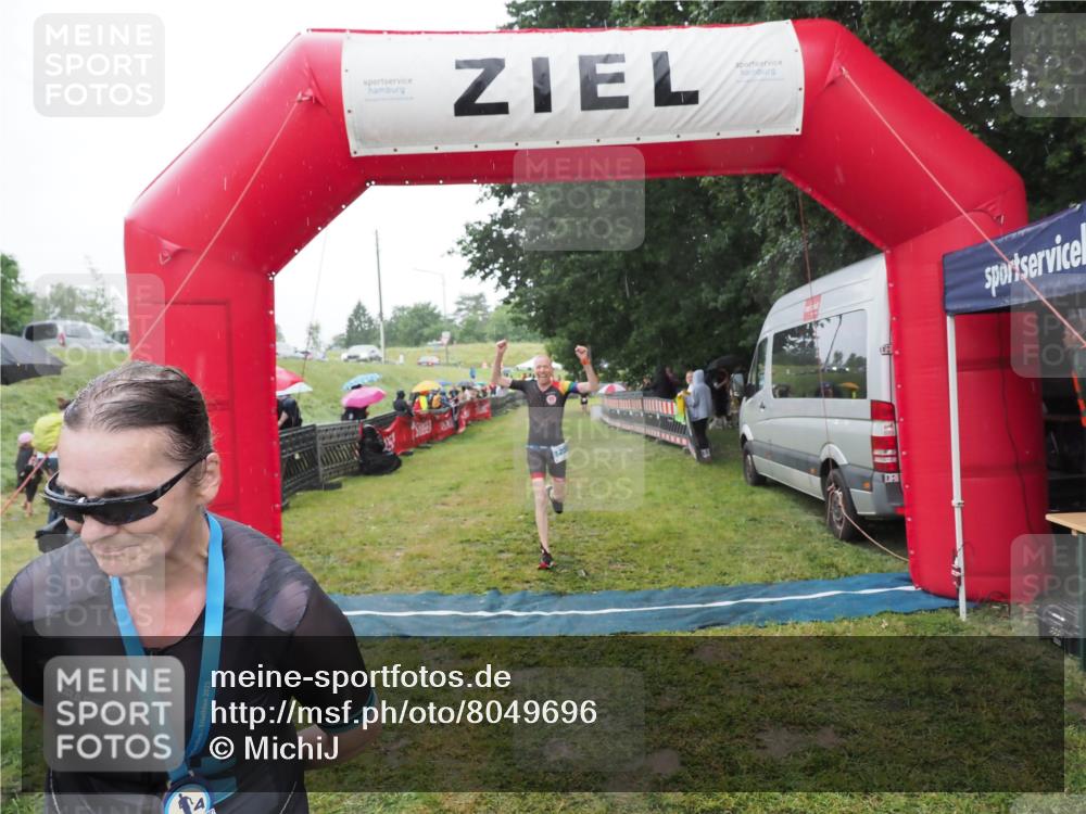 21.06.2025 - 27. Vierlanden-Triathlon MichiJ http://msf.ph/oto/8049696 15.06.2026 14:27:32 Ziel 1224, 1239 meine-sportfotos.de