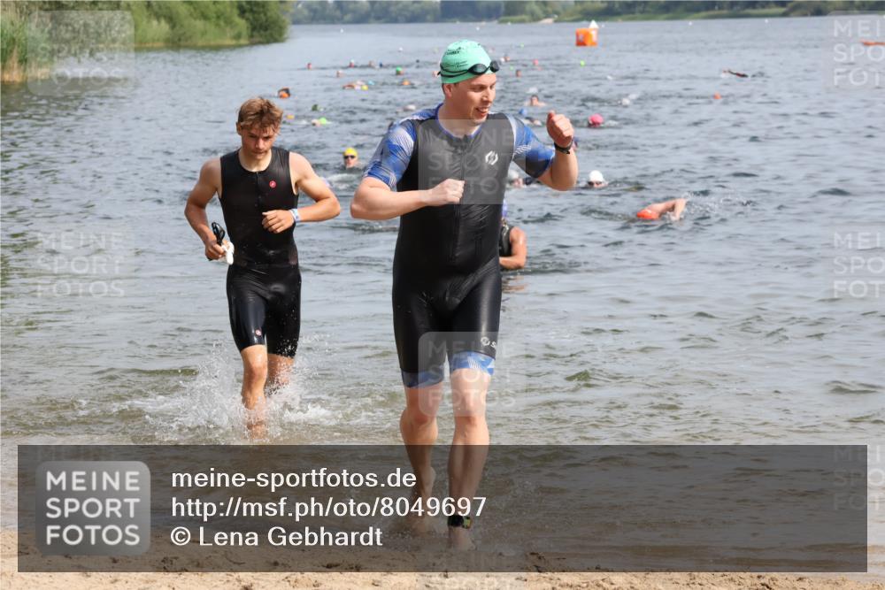 15.06.2025 - 27. Vierlanden-Triathlon Lena Gebhardt http://msf.ph/oto/8049697 15.06.2025 09:54:54 Schwimmen 297, 319, 336, 344, 361 meine-sportfotos.de
