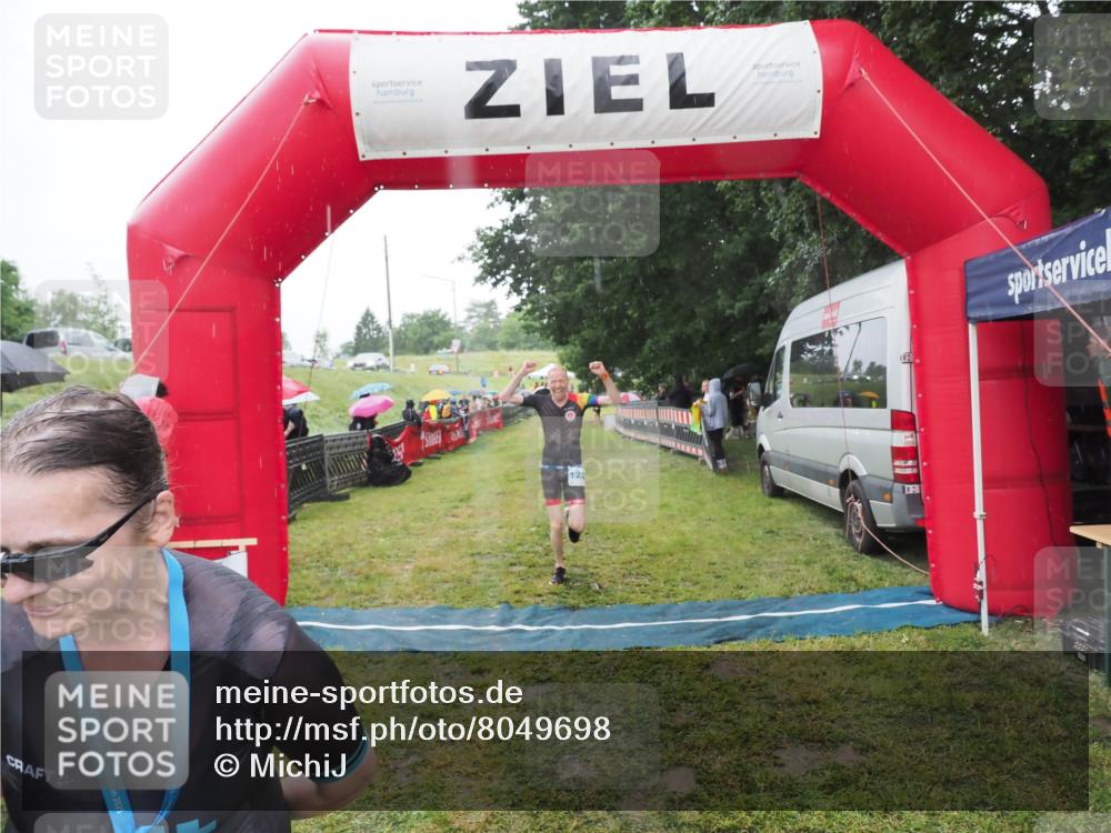 21.06.2025 - 27. Vierlanden-Triathlon MichiJ http://msf.ph/oto/8049698 15.06.2026 14:27:32 Ziel 1224, 1239 meine-sportfotos.de