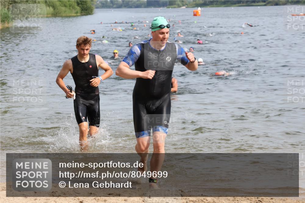 15.06.2025 - 27. Vierlanden-Triathlon Lena Gebhardt http://msf.ph/oto/8049699 15.06.2025 09:54:54 Schwimmen 297, 319, 336, 344, 361 meine-sportfotos.de