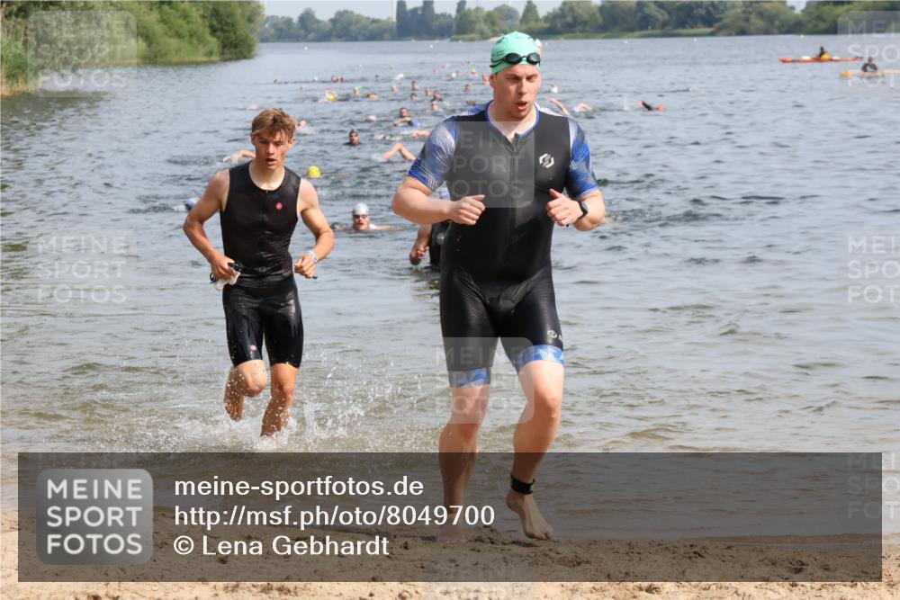 15.06.2025 - 27. Vierlanden-Triathlon Lena Gebhardt http://msf.ph/oto/8049700 15.06.2025 09:54:55 Schwimmen 297, 319, 336, 344, 361 meine-sportfotos.de