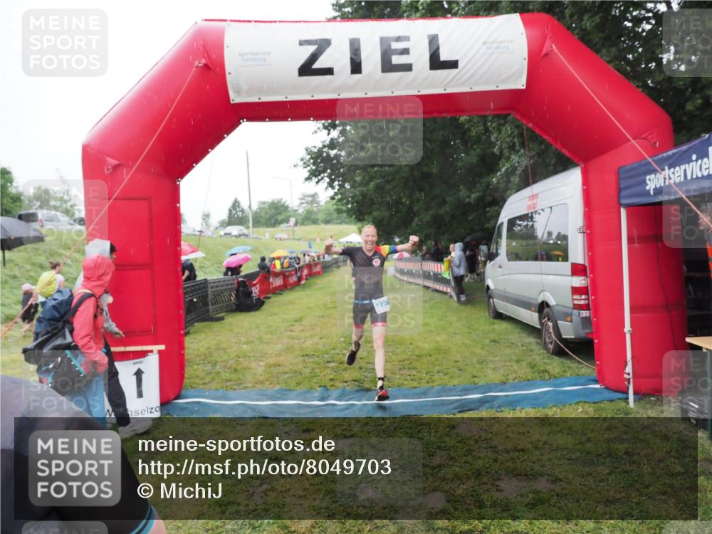 21.06.2025 - 27. Vierlanden-Triathlon MichiJ http://msf.ph/oto/8049703 15.06.2026 14:27:33 Ziel 1224, 1239, 1299 meine-sportfotos.de