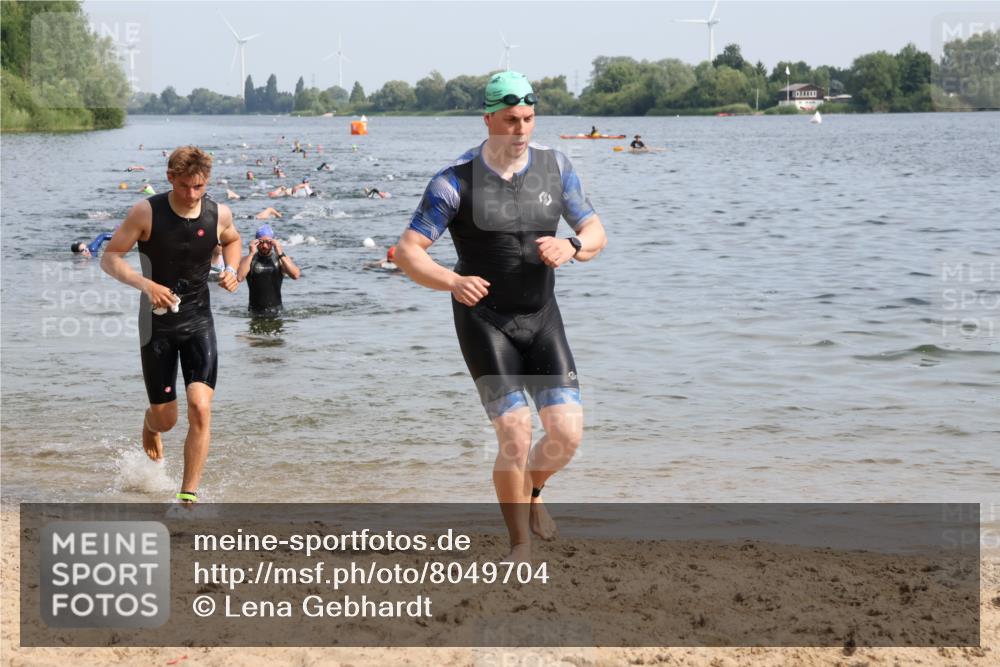 15.06.2025 - 27. Vierlanden-Triathlon Lena Gebhardt http://msf.ph/oto/8049704 15.06.2025 09:54:56 Schwimmen 297, 319, 326, 336, 344, 361 meine-sportfotos.de