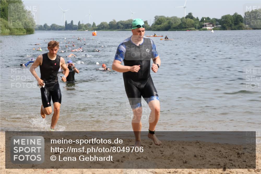 15.06.2025 - 27. Vierlanden-Triathlon Lena Gebhardt http://msf.ph/oto/8049706 15.06.2025 09:54:56 Schwimmen 297, 319, 326, 336, 344, 361 meine-sportfotos.de