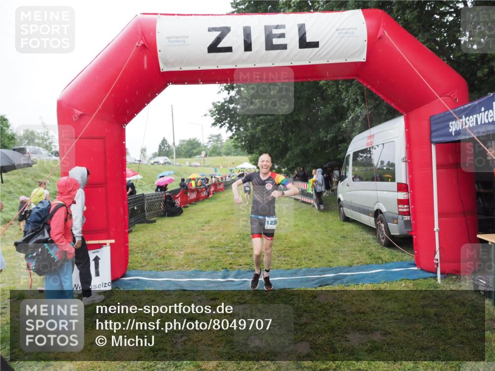 21.06.2025 - 27. Vierlanden-Triathlon MichiJ http://msf.ph/oto/8049707 15.06.2026 14:27:33 Ziel 1224, 1239, 1299 meine-sportfotos.de