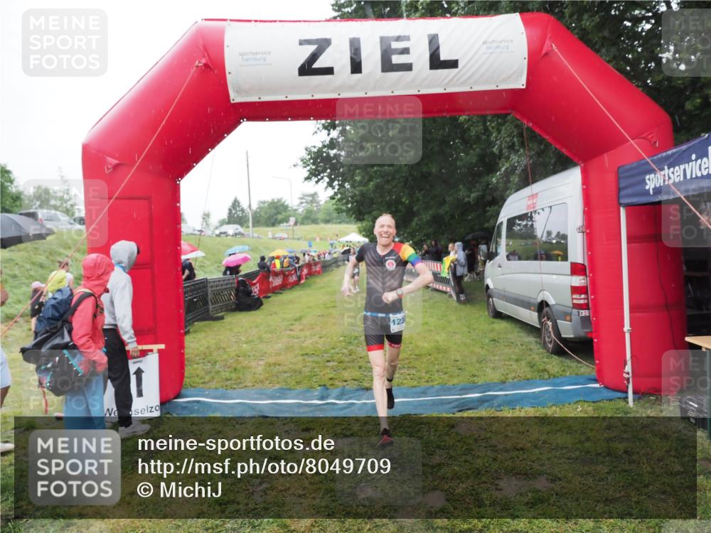 21.06.2025 - 27. Vierlanden-Triathlon MichiJ http://msf.ph/oto/8049709 15.06.2026 14:27:33 Ziel 1224, 1239, 1299 meine-sportfotos.de