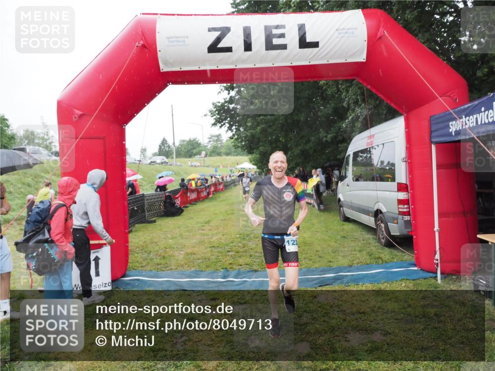 21.06.2025 - 27. Vierlanden-Triathlon MichiJ http://msf.ph/oto/8049713 15.06.2026 14:27:33 Ziel 1224, 1239, 1299 meine-sportfotos.de