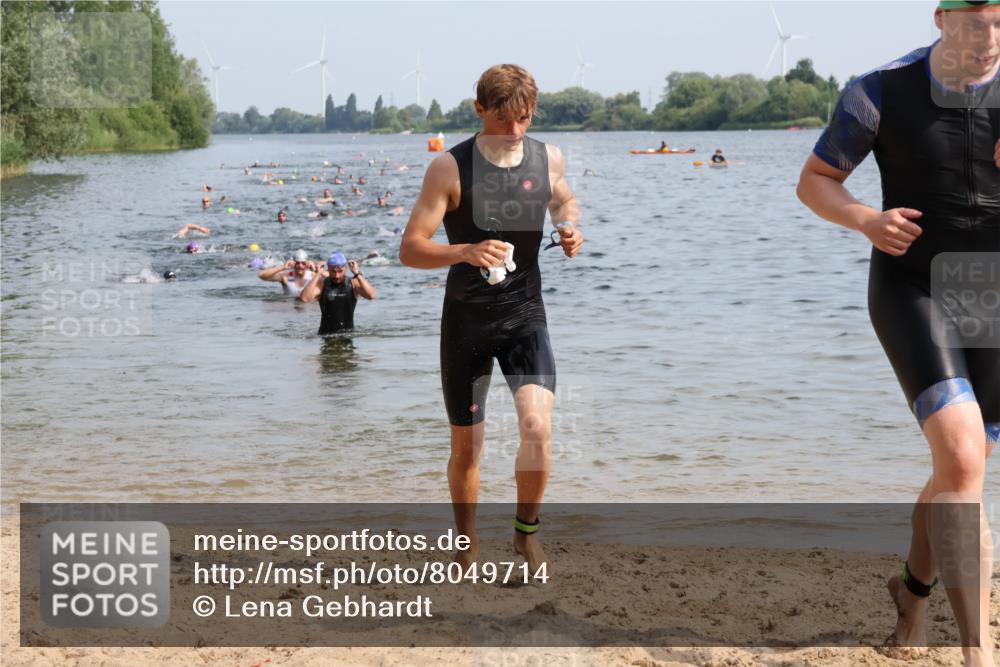 15.06.2025 - 27. Vierlanden-Triathlon Lena Gebhardt http://msf.ph/oto/8049714 15.06.2025 09:54:57 Schwimmen 319, 326, 336, 344, 361 meine-sportfotos.de