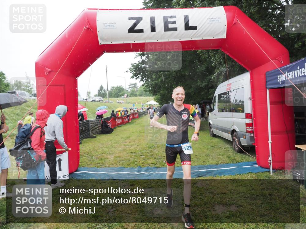 21.06.2025 - 27. Vierlanden-Triathlon MichiJ http://msf.ph/oto/8049715 15.06.2026 14:27:33 Ziel 1224, 1239, 1299 meine-sportfotos.de
