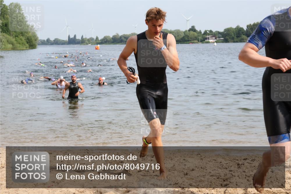15.06.2025 - 27. Vierlanden-Triathlon Lena Gebhardt http://msf.ph/oto/8049716 15.06.2025 09:54:57 Schwimmen 319, 326, 336, 344, 361 meine-sportfotos.de