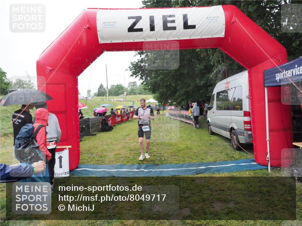 21.06.2025 - 27. Vierlanden-Triathlon MichiJ http://msf.ph/oto/8049717 15.06.2026 14:27:37 Ziel 1239, 1299 meine-sportfotos.de