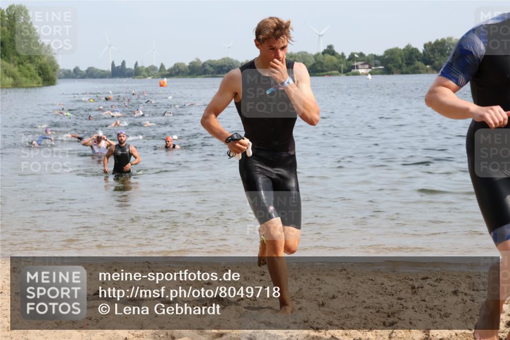 15.06.2025 - 27. Vierlanden-Triathlon Lena Gebhardt http://msf.ph/oto/8049718 15.06.2025 09:54:58 Schwimmen 319, 326, 336, 344, 361 meine-sportfotos.de