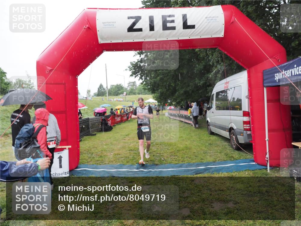 21.06.2025 - 27. Vierlanden-Triathlon MichiJ http://msf.ph/oto/8049719 15.06.2026 14:27:37 Ziel 1239, 1299 meine-sportfotos.de
