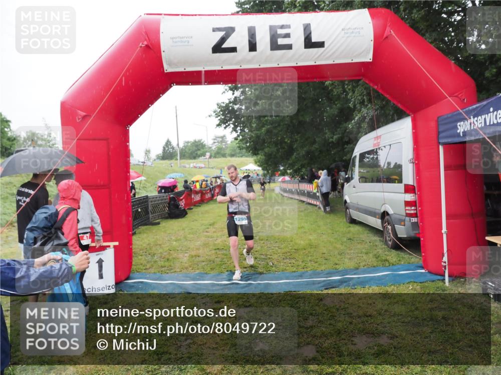21.06.2025 - 27. Vierlanden-Triathlon MichiJ http://msf.ph/oto/8049722 15.06.2026 14:27:37 Ziel 1239, 1299 meine-sportfotos.de