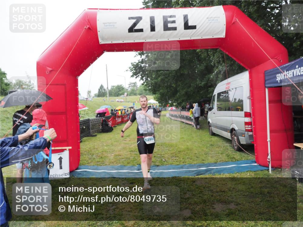 21.06.2025 - 27. Vierlanden-Triathlon MichiJ http://msf.ph/oto/8049735 15.06.2026 14:27:38 Ziel 1239, 1299 meine-sportfotos.de