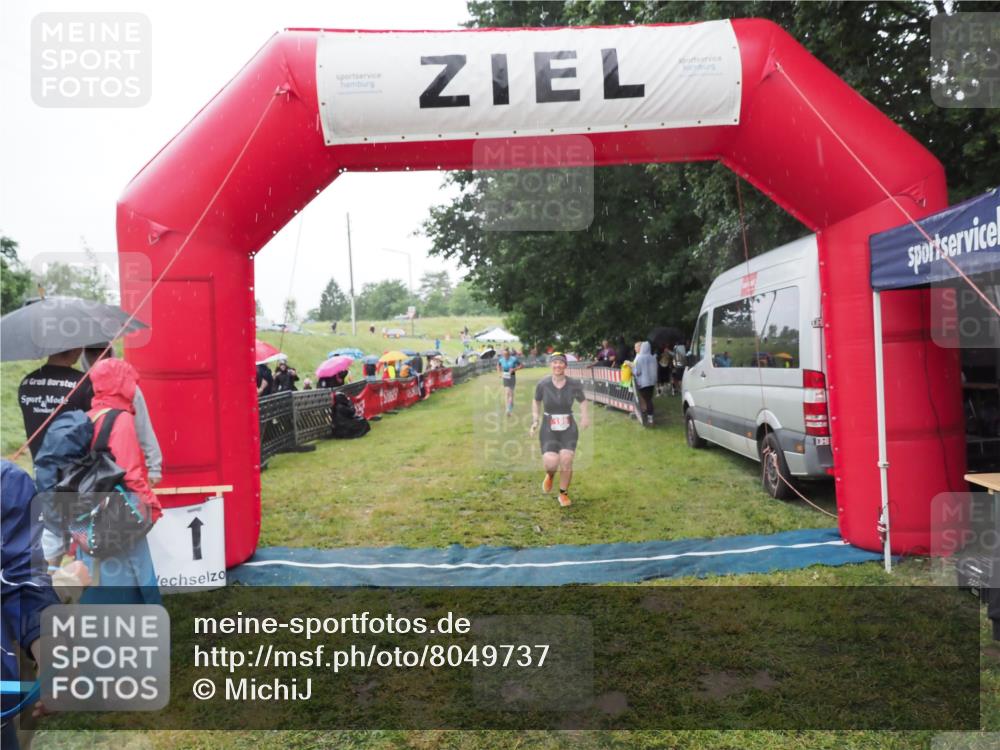 21.06.2025 - 27. Vierlanden-Triathlon MichiJ http://msf.ph/oto/8049737 15.06.2026 14:27:44 Ziel 199, 1299, 1314 meine-sportfotos.de