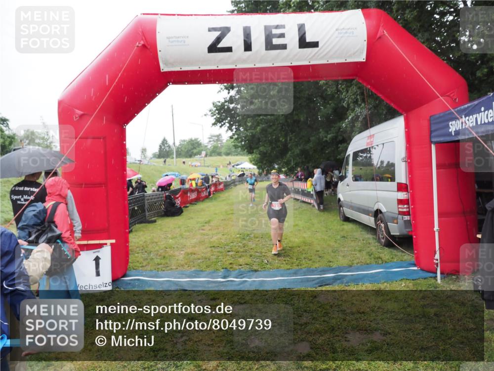 21.06.2025 - 27. Vierlanden-Triathlon MichiJ http://msf.ph/oto/8049739 15.06.2026 14:27:44 Ziel 199, 1299, 1314 meine-sportfotos.de