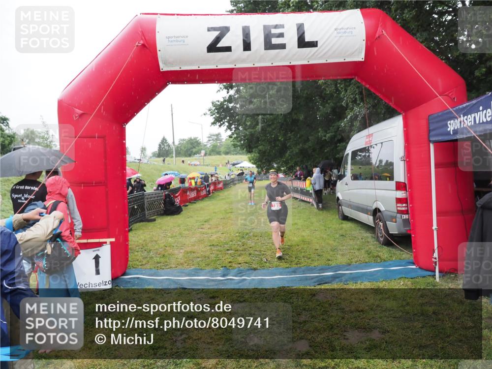 21.06.2025 - 27. Vierlanden-Triathlon MichiJ http://msf.ph/oto/8049741 15.06.2026 14:27:44 Ziel 199, 1299, 1314 meine-sportfotos.de