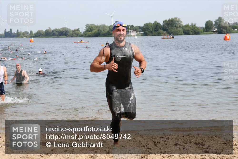 15.06.2025 - 27. Vierlanden-Triathlon Lena Gebhardt http://msf.ph/oto/8049742 15.06.2025 09:55:06 Schwimmen 299, 306, 311, 326, 336, 344 meine-sportfotos.de