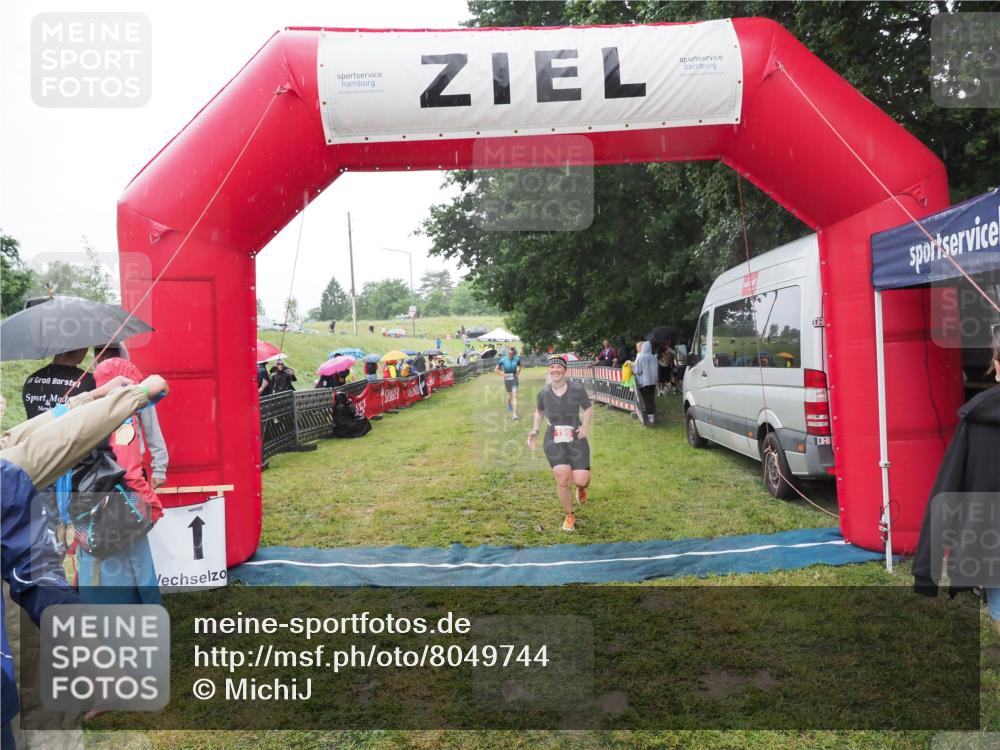 21.06.2025 - 27. Vierlanden-Triathlon MichiJ http://msf.ph/oto/8049744 15.06.2026 14:27:45 Ziel 199, 1314 meine-sportfotos.de