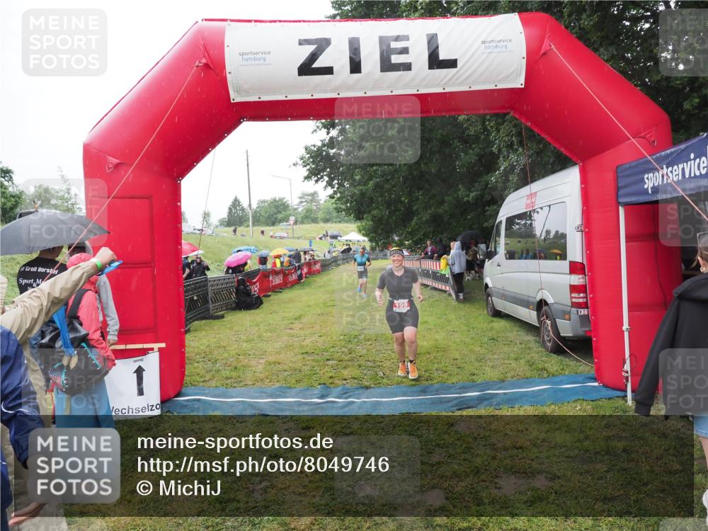21.06.2025 - 27. Vierlanden-Triathlon MichiJ http://msf.ph/oto/8049746 15.06.2026 14:27:45 Ziel 199, 1314 meine-sportfotos.de