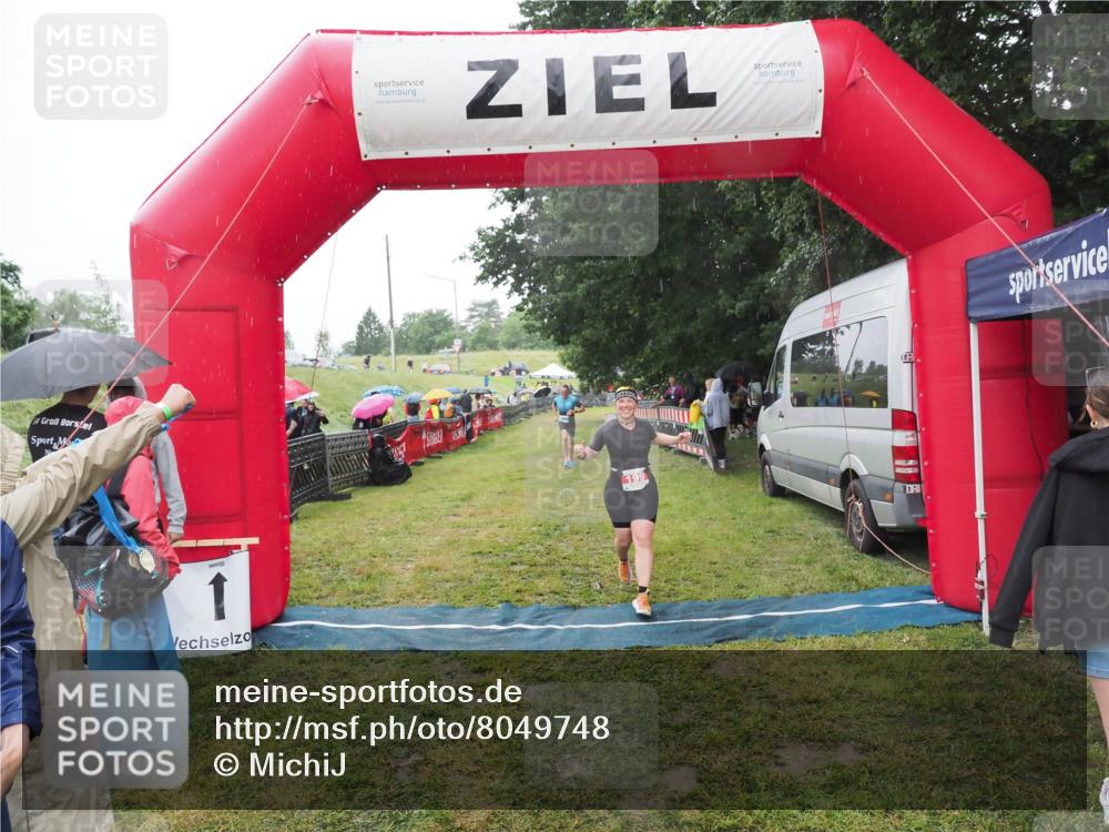 21.06.2025 - 27. Vierlanden-Triathlon MichiJ http://msf.ph/oto/8049748 15.06.2026 14:27:45 Ziel 199, 1314 meine-sportfotos.de