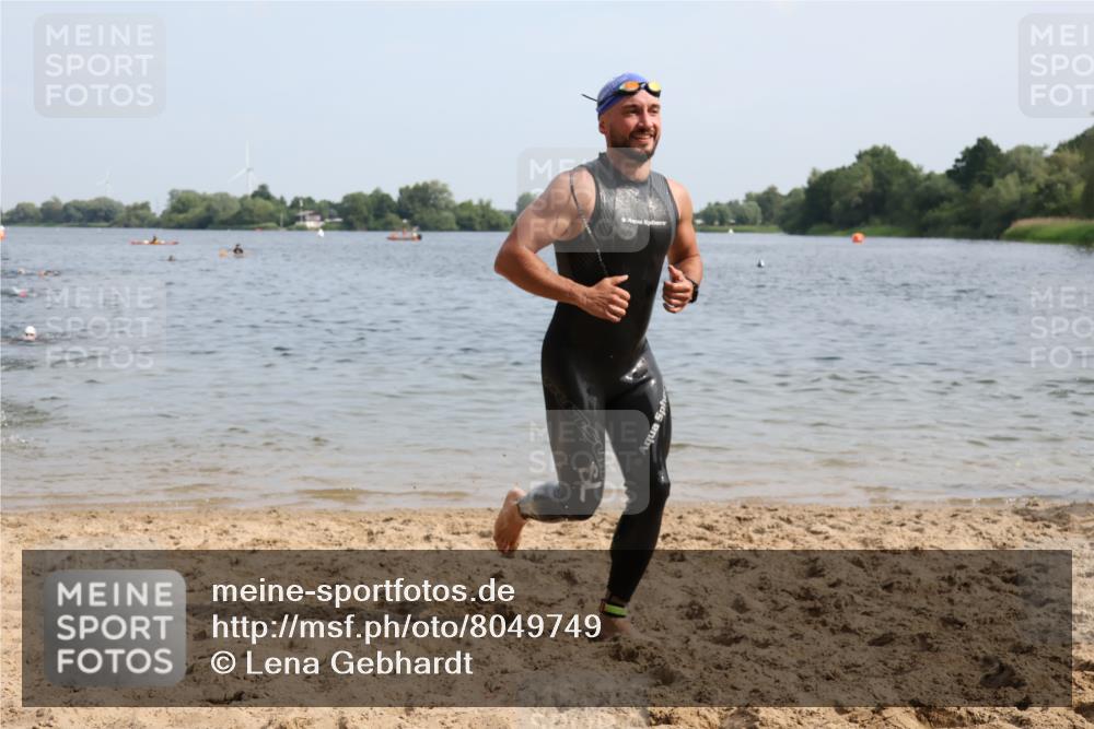 15.06.2025 - 27. Vierlanden-Triathlon Lena Gebhardt http://msf.ph/oto/8049749 15.06.2025 09:55:07 Schwimmen 299, 306, 311, 326, 336, 344 meine-sportfotos.de