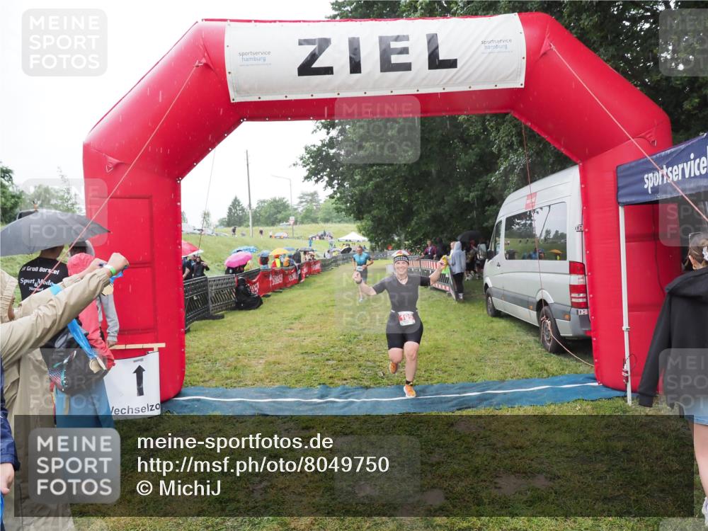 21.06.2025 - 27. Vierlanden-Triathlon MichiJ http://msf.ph/oto/8049750 15.06.2026 14:27:45 Ziel 199, 1314 meine-sportfotos.de