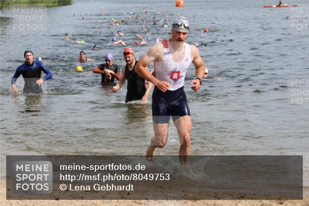 15.06.2025 - 27. Vierlanden-Triathlon Lena Gebhardt http://msf.ph/oto/8049753 15.06.2025 09:55:08 Schwimmen 299, 306, 311, 326, 336, 344 meine-sportfotos.de