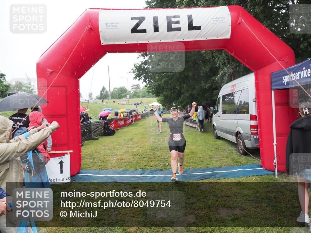 21.06.2025 - 27. Vierlanden-Triathlon MichiJ http://msf.ph/oto/8049754 15.06.2026 14:27:45 Ziel 199, 1314 meine-sportfotos.de