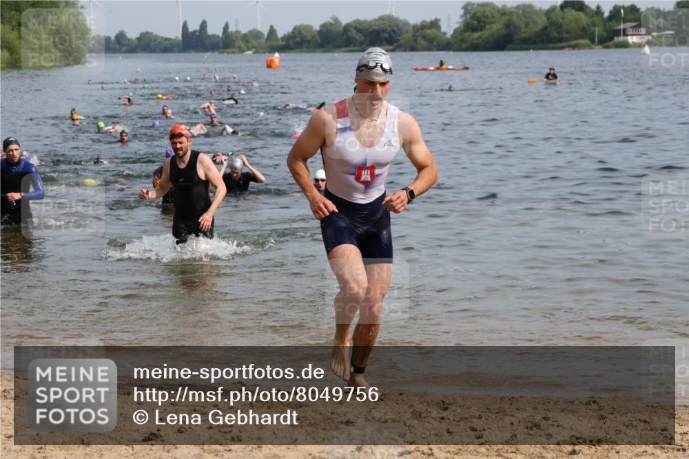 15.06.2025 - 27. Vierlanden-Triathlon Lena Gebhardt http://msf.ph/oto/8049756 15.06.2025 09:55:09 Schwimmen 299, 306, 311, 326 meine-sportfotos.de