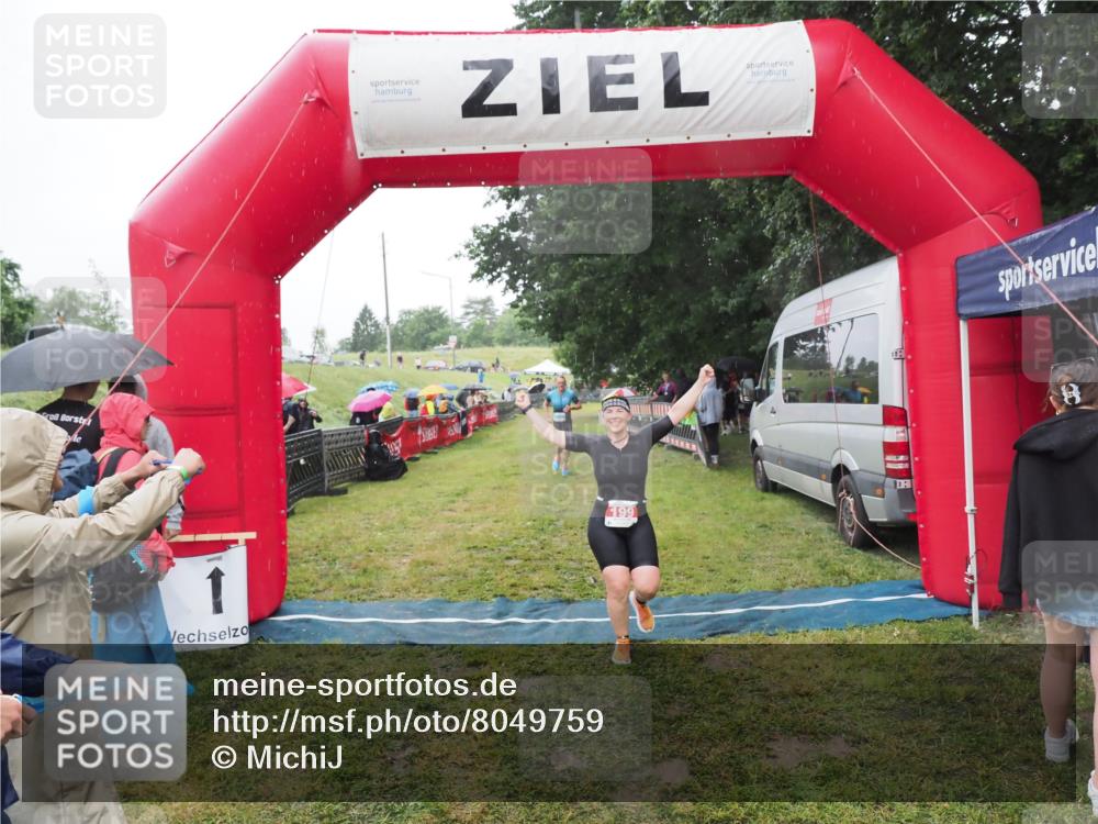 21.06.2025 - 27. Vierlanden-Triathlon MichiJ http://msf.ph/oto/8049759 15.06.2026 14:27:45 Ziel 199, 1314 meine-sportfotos.de