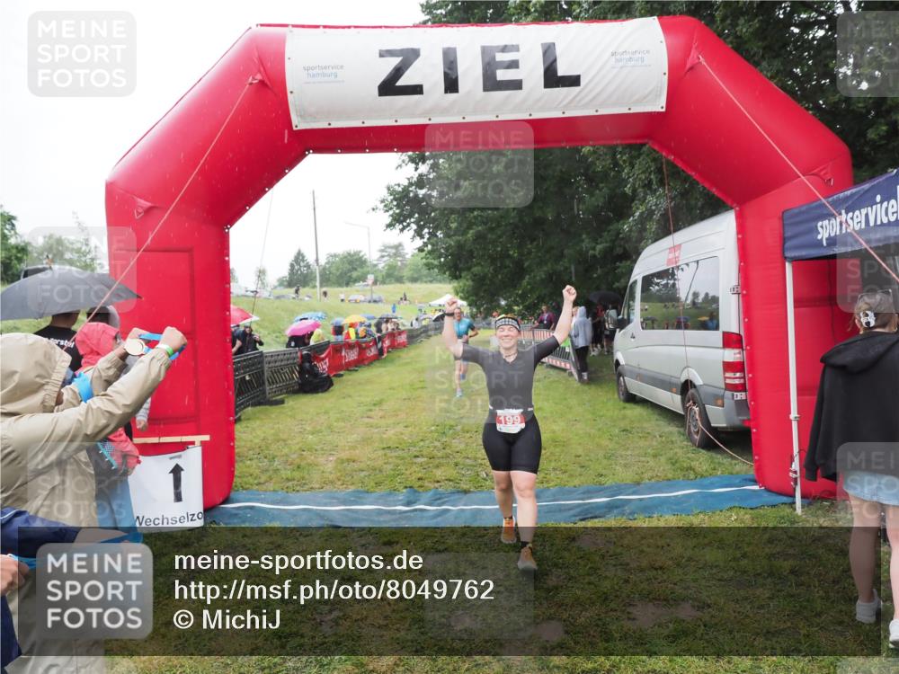 21.06.2025 - 27. Vierlanden-Triathlon MichiJ http://msf.ph/oto/8049762 15.06.2026 14:27:46 Ziel 199, 1314 meine-sportfotos.de