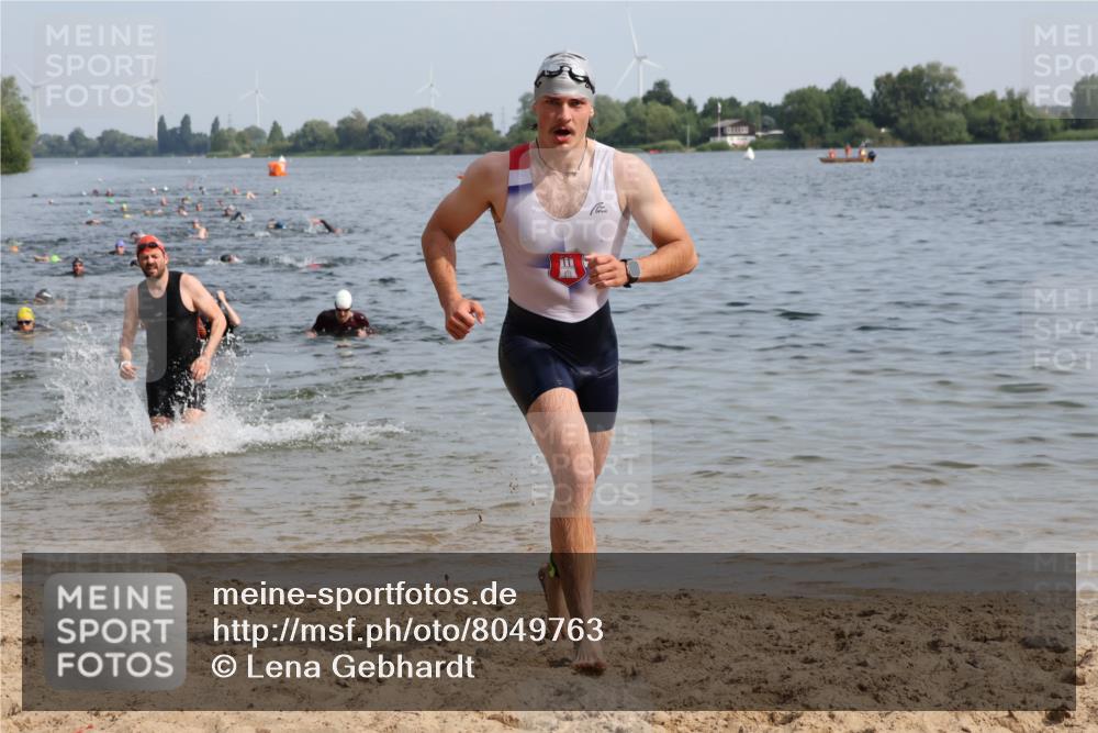 15.06.2025 - 27. Vierlanden-Triathlon Lena Gebhardt http://msf.ph/oto/8049763 15.06.2025 09:55:10 Schwimmen 299, 306, 311, 326 meine-sportfotos.de