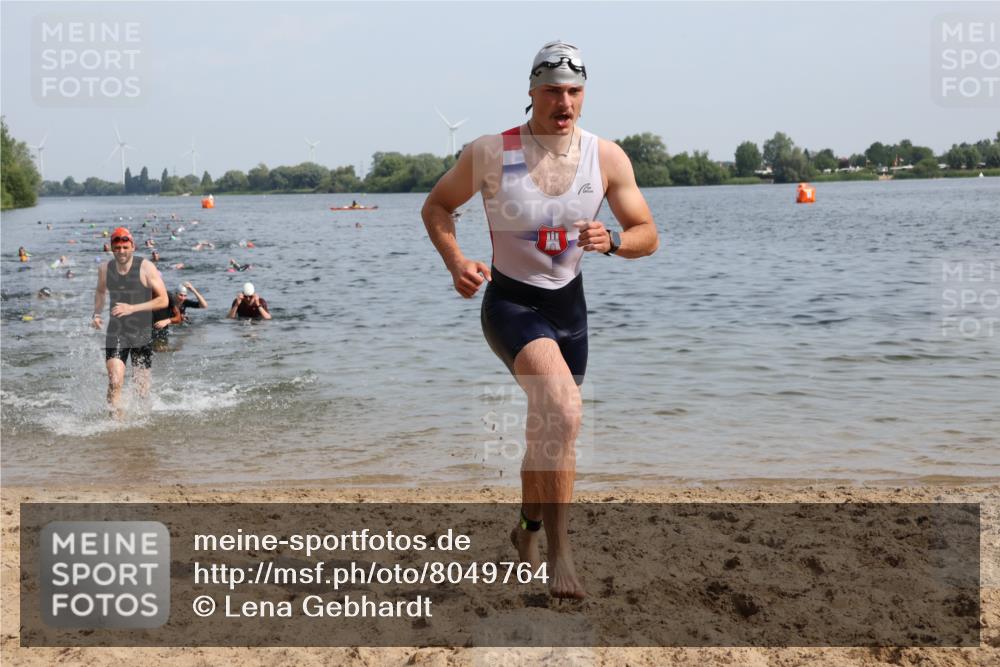15.06.2025 - 27. Vierlanden-Triathlon Lena Gebhardt http://msf.ph/oto/8049764 15.06.2025 09:55:10 Schwimmen 299, 306, 311, 326 meine-sportfotos.de