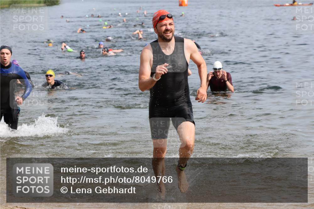 15.06.2025 - 27. Vierlanden-Triathlon Lena Gebhardt http://msf.ph/oto/8049766 15.06.2025 09:55:11 Schwimmen 299, 306, 311, 326, 348 meine-sportfotos.de