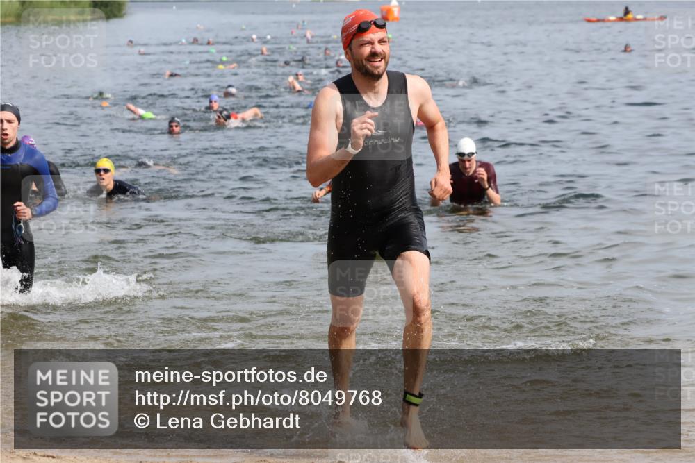 15.06.2025 - 27. Vierlanden-Triathlon Lena Gebhardt http://msf.ph/oto/8049768 15.06.2025 09:55:11 Schwimmen 299, 306, 311, 326, 348 meine-sportfotos.de