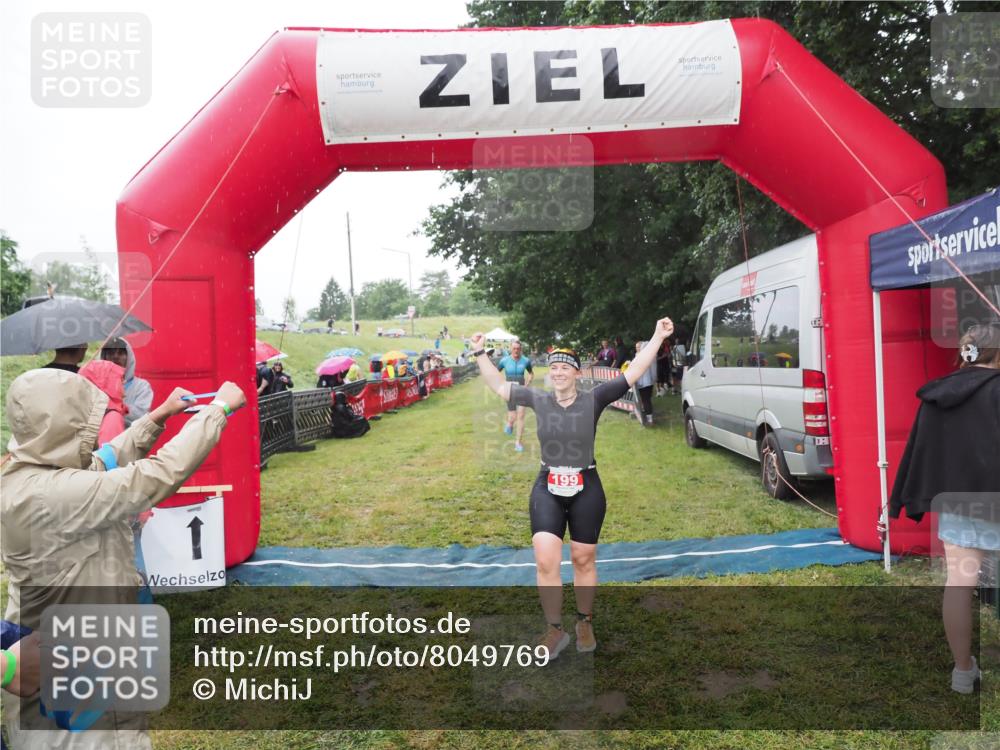 21.06.2025 - 27. Vierlanden-Triathlon MichiJ http://msf.ph/oto/8049769 15.06.2026 14:27:46 Ziel 199, 1314 meine-sportfotos.de
