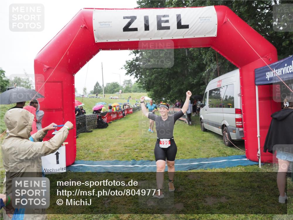 21.06.2025 - 27. Vierlanden-Triathlon MichiJ http://msf.ph/oto/8049771 15.06.2026 14:27:46 Ziel 199, 1314 meine-sportfotos.de