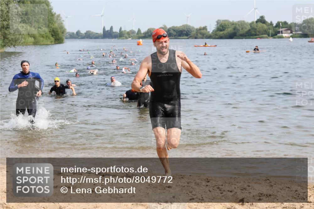 15.06.2025 - 27. Vierlanden-Triathlon Lena Gebhardt http://msf.ph/oto/8049772 15.06.2025 09:55:12 Schwimmen 299, 306, 311, 326, 348 meine-sportfotos.de