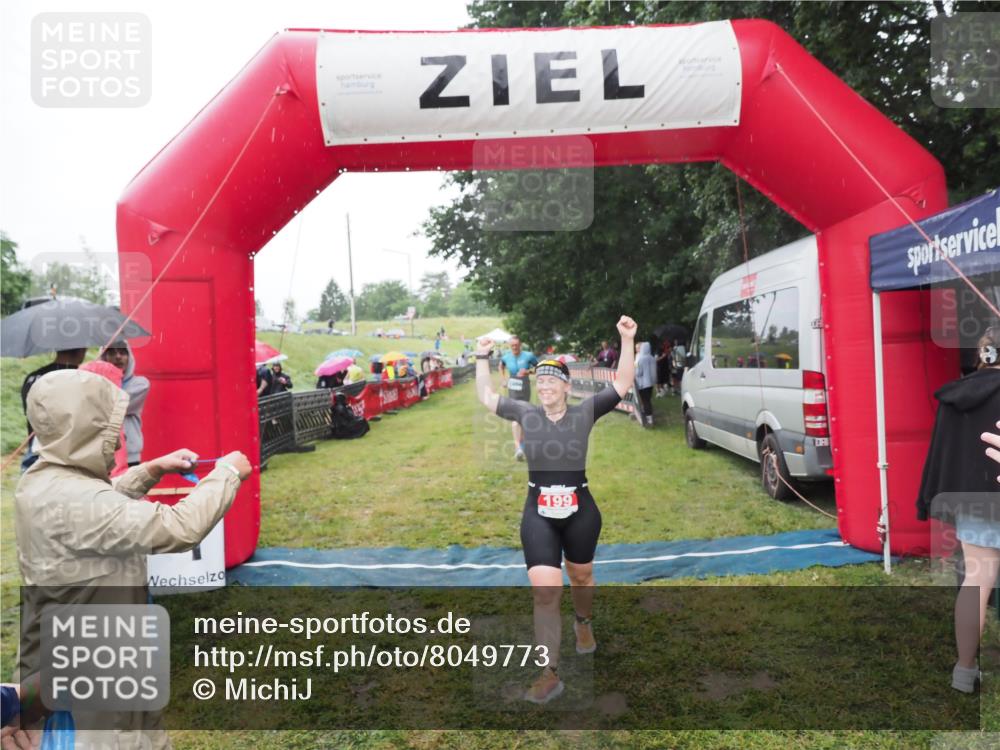 21.06.2025 - 27. Vierlanden-Triathlon MichiJ http://msf.ph/oto/8049773 15.06.2026 14:27:46 Ziel 199, 1314 meine-sportfotos.de